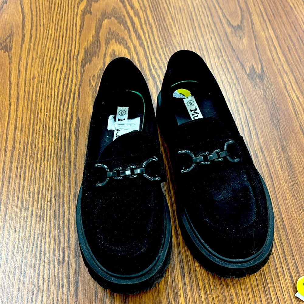 Great roomy cute loafers